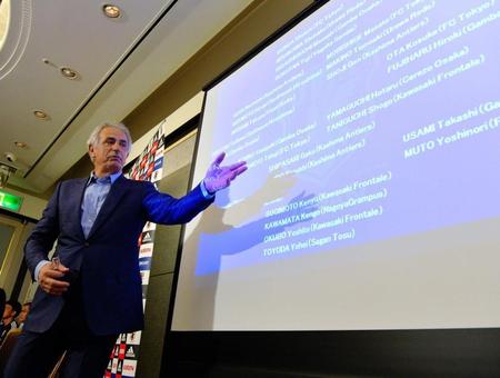 　メンバー表を使い選手について説明する日本代表・ハリルホジッチ監督