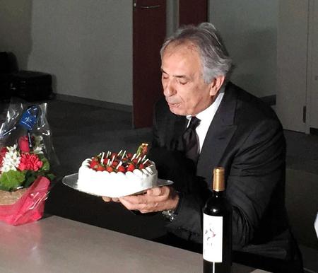 　６３歳の誕生日を迎え、ケーキのろうそくを吹き消すハリルホジッチ監督