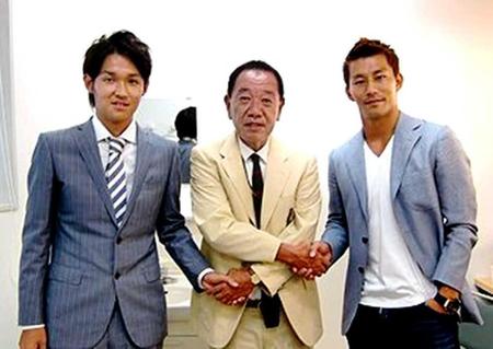 　宇佐美（左）が日本代表に初選出された際、囲む会を行った大伴団長（中央）、家長（右）