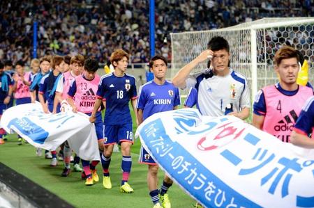 　ブーイングを浴びながら場内を一周する川島（右から２人目）ら日本代表メンバー（撮影・開出牧）