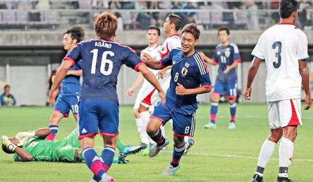 　前半、野津田（中央）が先制ゴールを決めてガッツポーズ