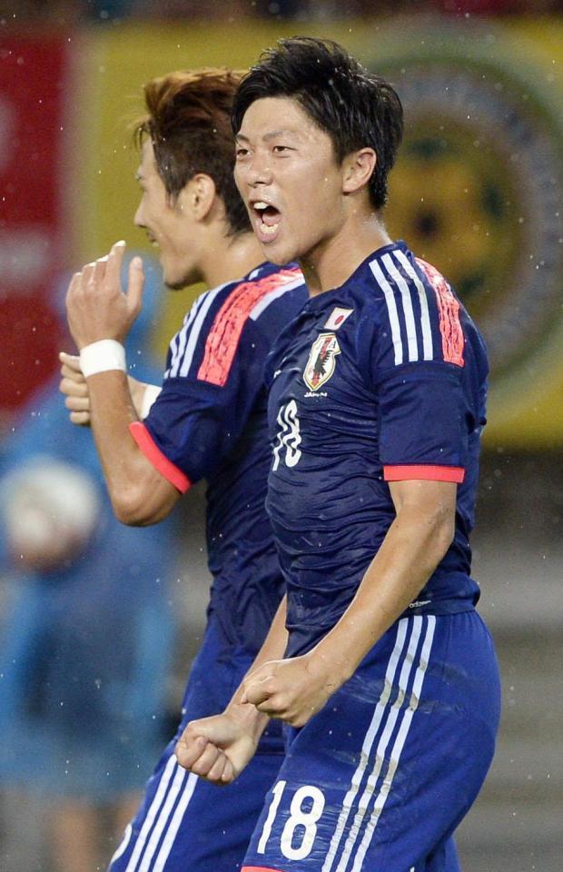 　前半、同点ゴールを決め、ガッツポーズする武藤