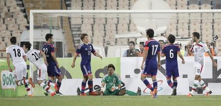 　日本－イラン　前半終了間際、先制を許したＧＫ西川（左から５人目）ら日本イレブン＝テヘラン（共同）