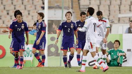 　イラン戦の前半、先制を許したＧＫ西川（右端）ら日本イレブン＝（共同）