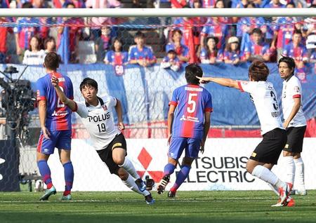 　前半１４分にゴールを決めた浦和・武藤（左から２人目）