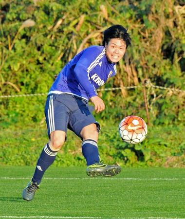 　シュート練習でクロスを上げる佐藤