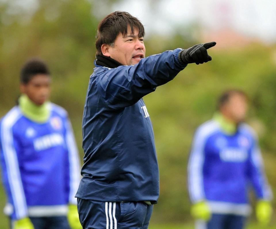 　選手に指示を出す手倉森誠監督＝神奈川県内のグラウンド（撮影・吉澤敬太）