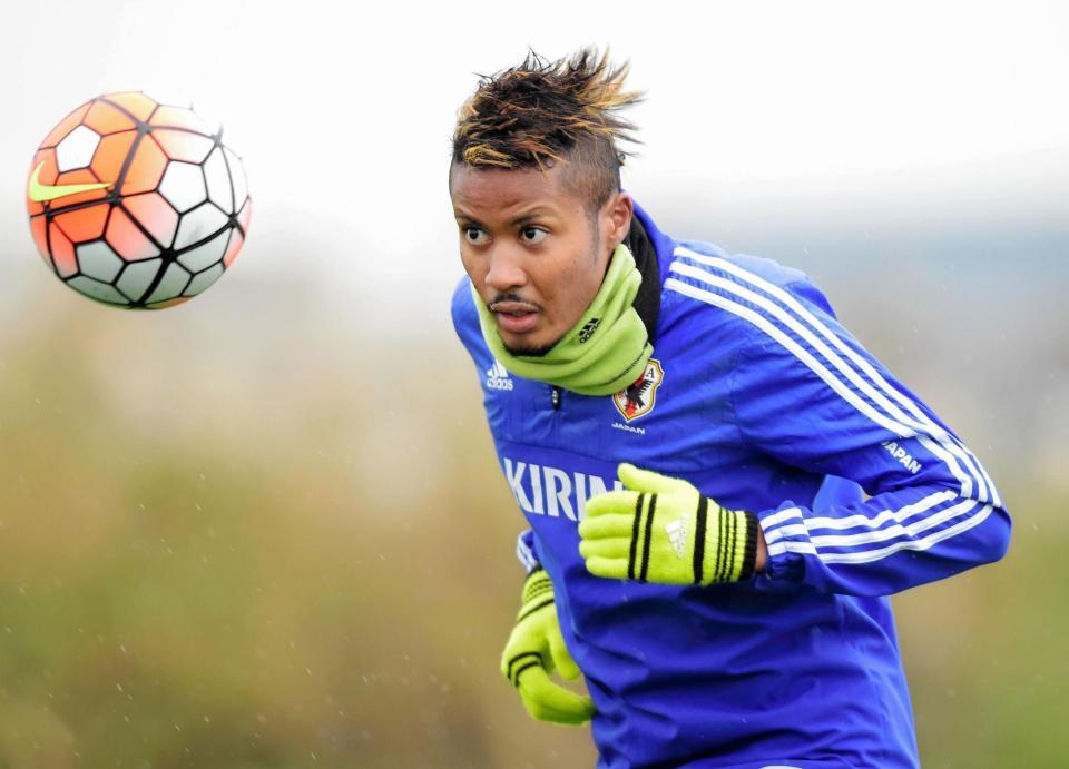 ヘディングする鈴木武蔵＝神奈川県内のグラウンド（撮影・吉澤敬太）