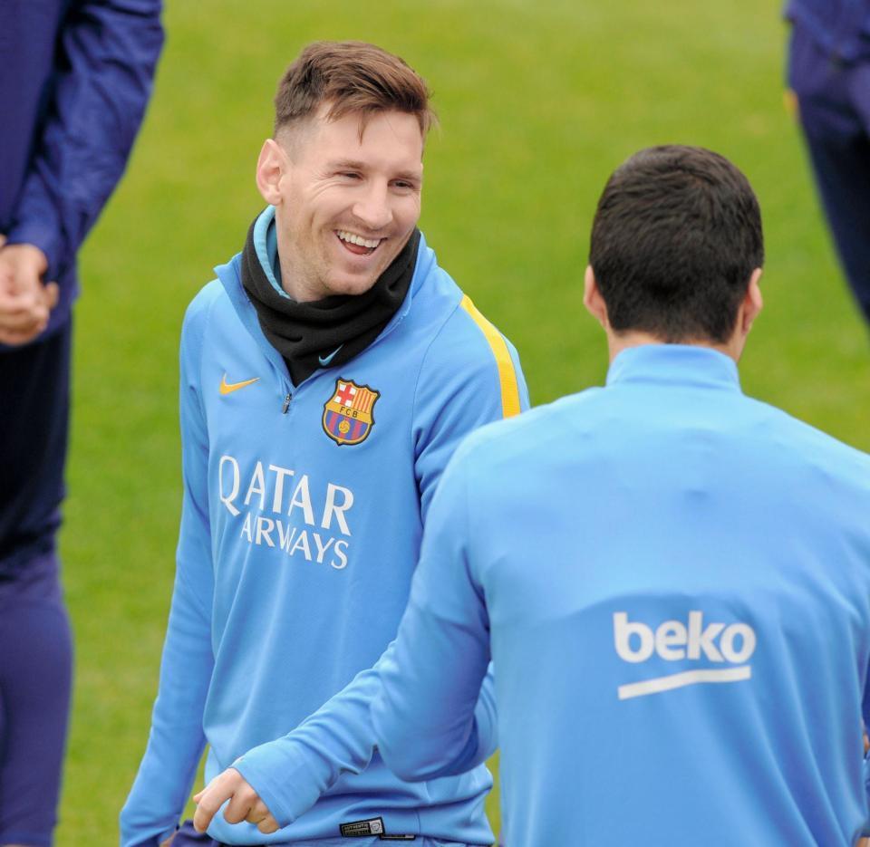 　スアレス（右）と談笑するメッシ