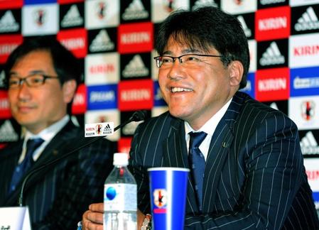 Ｕ-２３サッカー日本代表メンバーを発表する手倉森監督（右）。左は日本サッカー協会の霜田正浩技術委員長