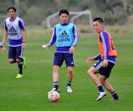 パスを出す遠藤（中央）