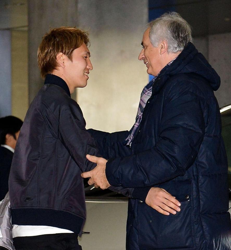 　天皇杯決勝の視察に訪れた日本代表・ハリルホジッチ監督。左はヘルタ・ベルリンの原口元気