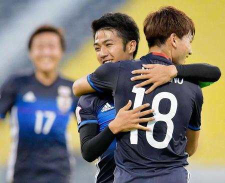 　前半、先制ゴールを決め南野（１８）と抱き合って喜ぶ大島（共同）