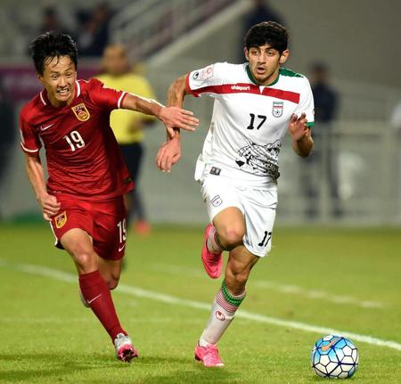 　中国戦の前半、攻め込むイランのトラビ（右）＝共同