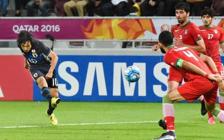 　延長後半、３点目のゴールを決める中島（共同）