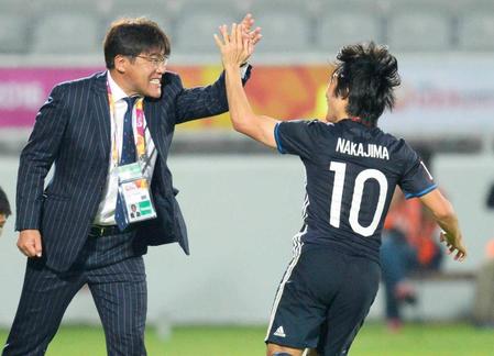 　ゴールを決めた中島（１０）とタッチする手倉森監督（共同）