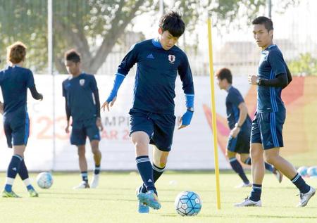 　韓国との決勝に向けて調整する遠藤（中央）、久保（右端）ら日本イレブン（共同）