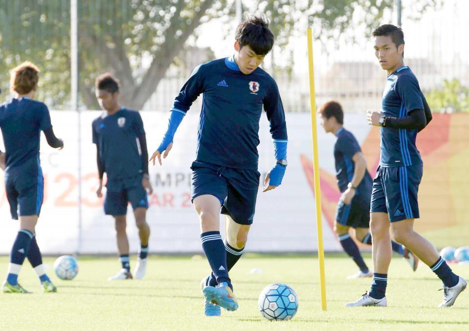 　韓国との決勝に向けて調整する遠藤（中央）、久保（右端）ら日本イレブン（共同）