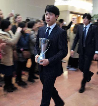 　優勝還カップを手に帰国した遠藤