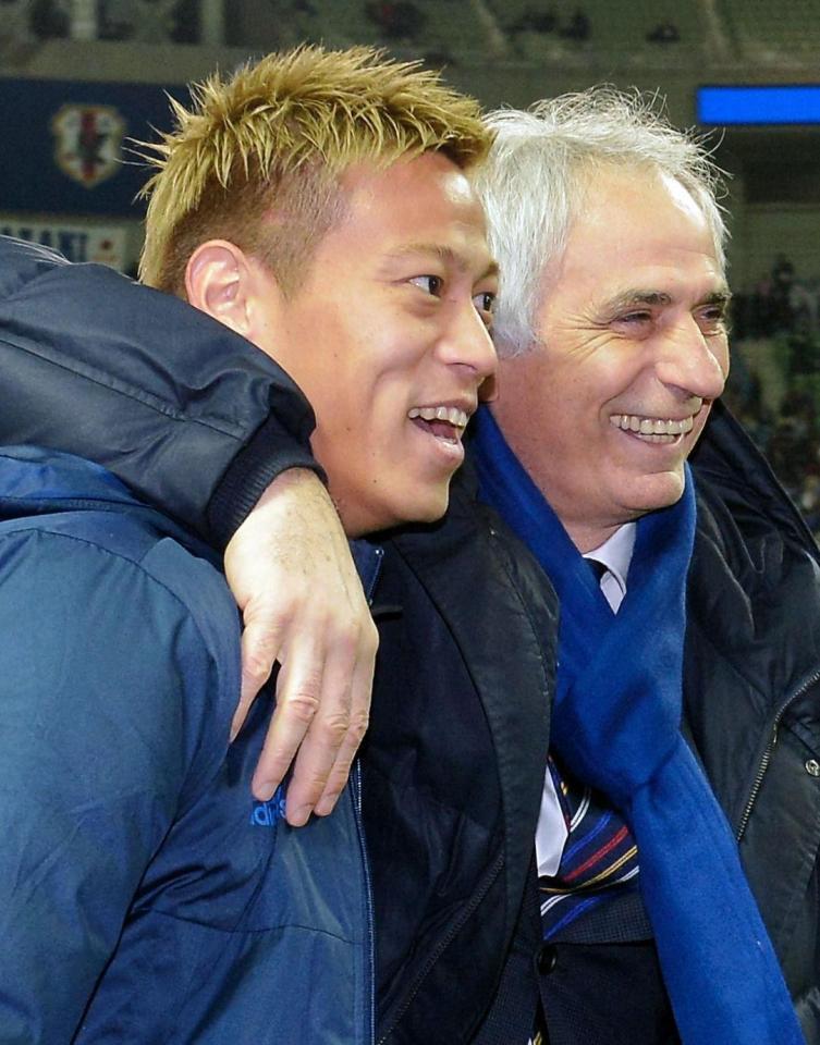 　試合後に談笑するハリルホジッチ監督（右）と本田圭佑