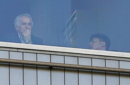 試合の視察に訪れたサッカー日本代表のハリルホジッチ監督（左）と、Ｕ-２３代表の手倉森監督