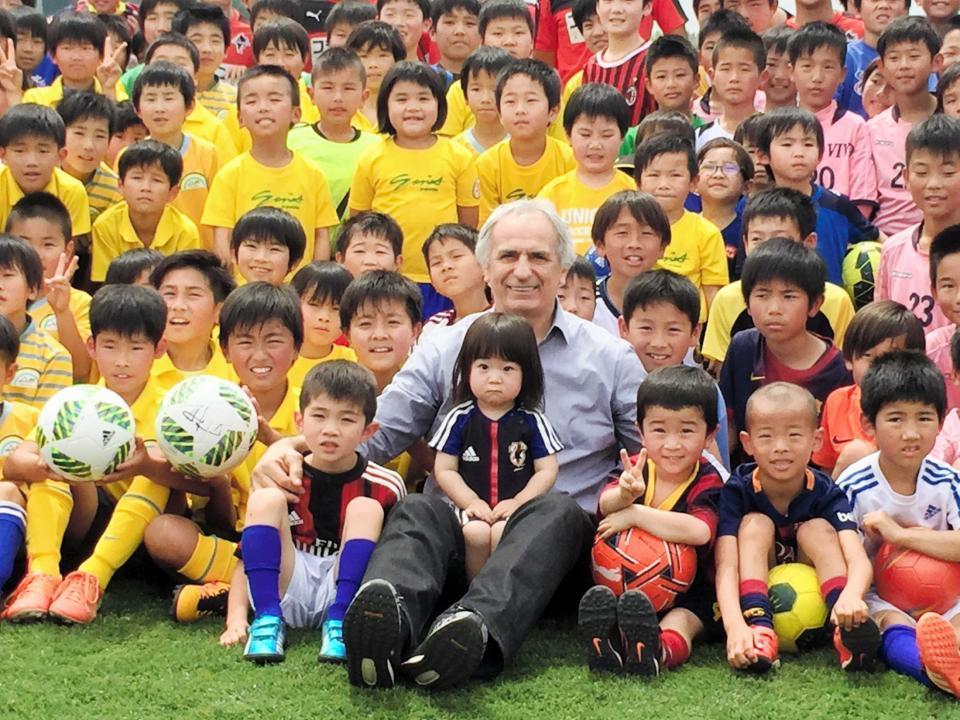 　熊本県内で復興支援活動を行い、子供たちと記念撮影するハリルホジッチ監督（撮影・松落大樹）