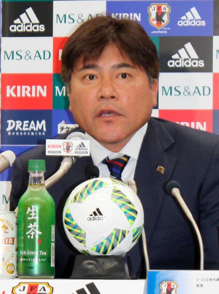 　記者会見する男子サッカーＵ－２３日本代表の手倉森監督　　