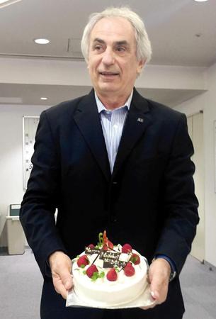 　１５日に６４歳の誕生日を迎えケーキを手に笑顔のハリルホジッチ監督