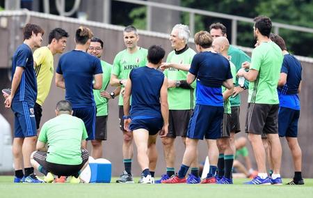 笑顔で選手に語りかけるサッカー日本代表・ハリルホジッチ監督（中央右）