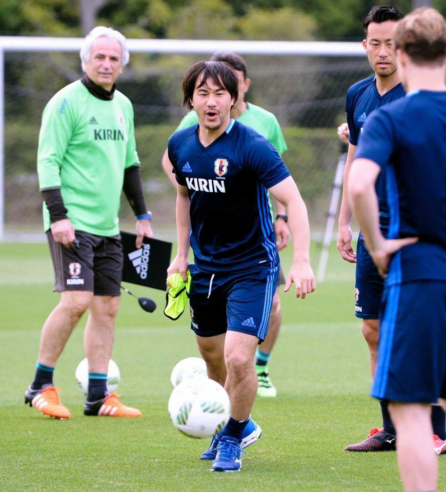 　代表合宿に合流し練習する岡崎。左後方はハリルホジッチ監督