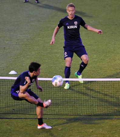 　フットテニス？で香川真司（左）と対戦する本田圭佑（撮影・棚橋慶太）