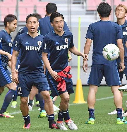 ボール回しで汗を流す（中央右から）香川と長友