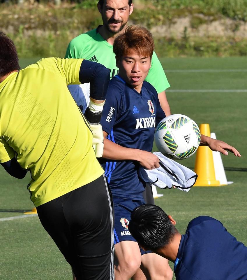 　ボール回しで汗を流す浅野（中）