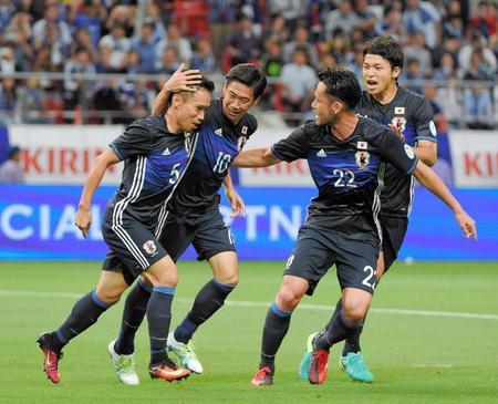 　前半、香川のゴールをアシストした長友（左端）。右から森重、吉田