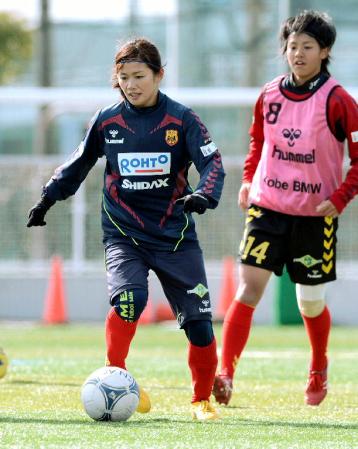 　初練習で汗を流す、ＩＮＡＣ神戸の主将に復帰した川澄（左）＝神戸市