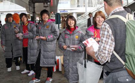 　街頭でチラシを配布する田中陽子（左から４番目）らＩＮＡＣ神戸の選手たち（撮影・岡田育磨）