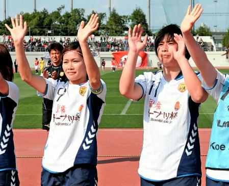 浦和に勝利して開幕７連勝、サポーターにあいさつするＩＮＡＣ神戸の川澄（左）と高瀬＝浦和駒場スタジアム