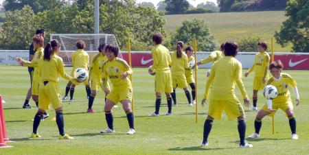 　イングランド戦に向け調整するサッカー女子日本代表＝バートンアポントレント（共同）
