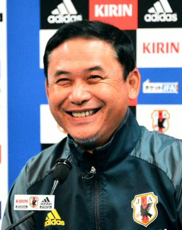 試合前日の会見で笑顔を見せる佐々木監督