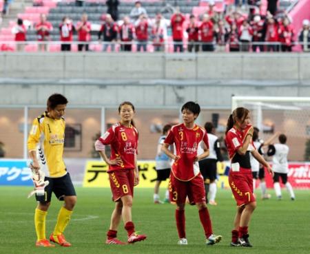 　勝ち越しを許したまま試合が終了し、肩を落とすＩＮＡＣ神戸の選手たち