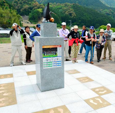 　女子日本代表の澤、川澄らの足形をあしらった記念碑