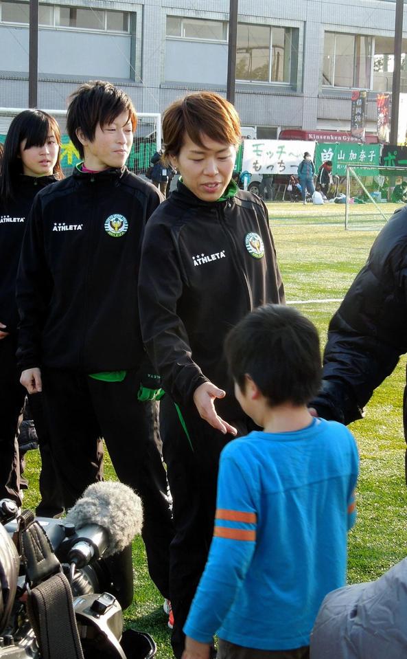 　ファンと交流するＤＦ岩清水（左から３人目）