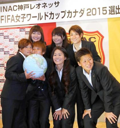 　サッカー女子Ｗ杯メンバーに選出されたＩＮＡＣ神戸の（前列左から）大野、田中、澤、海堀（後列左から）川澄、鮫島、近賀（撮影・市川和宏）