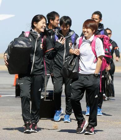 　澤（左）と宮間らサッカー女子日本代表イレブン（共同）
