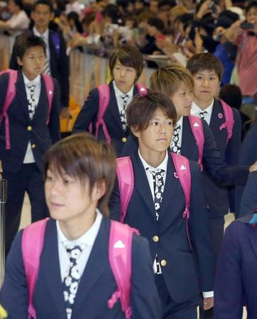 　カナダから帰国し、大勢のサポーターの出迎えを受けるサッカー女子日本代表の有吉（手前から２人目）