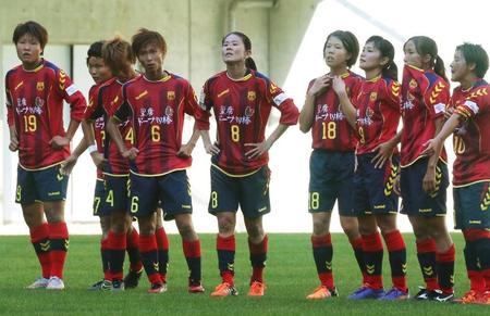 　新潟に敗れ、肩を落とす澤（中央「８」）らＩＮＡＣ神戸の選手たち