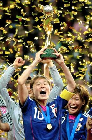 　１１年７月、サッカー女子Ｗ杯で米国を破って初優勝を果たし、トロフィーを掲げる澤＝フランクフルト（共同）