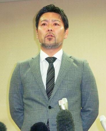 　取材に応じる澤の夫でＪ１仙台の運営・広報部長を務める辻上裕章氏（共同）