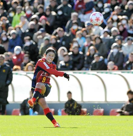 　後半、ゴール前にクロスを入れる澤（撮影・棚橋慶太）