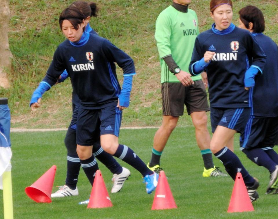 　練習に取り組む熊谷（左）